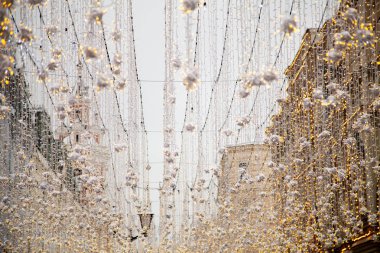 büyük şehrin ampulleri ve yeni yıl süslemeleri ile dekore edilmiş rahat sokakları