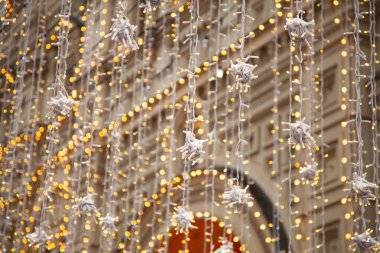 büyük şehrin ampulleri ve yeni yıl süslemeleri ile dekore edilmiş rahat sokakları