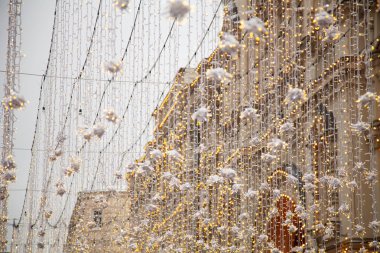 büyük şehrin ampulleri ve yeni yıl süslemeleri ile dekore edilmiş rahat sokakları