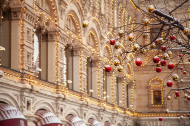 büyük şehrin ampulleri ve yeni yıl süslemeleri ile dekore edilmiş rahat sokakları