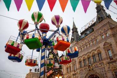 parlak carousel ile dekore edilmiş ağaçlar arasında şehrin ortasındaki ışıklar