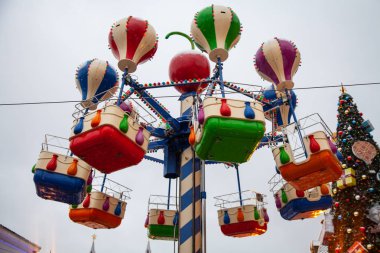 parlak carousel ile dekore edilmiş ağaçlar arasında şehrin ortasındaki ışıklar