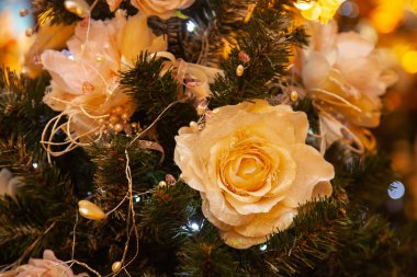 Güzel dekore edilmiş Noel ağacı