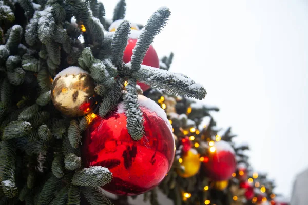 Mit Bunten Kugeln Geschmückte Weihnachtsbäume Echten Schnee — Stockfoto