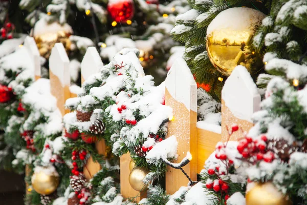 Mit Bunten Kugeln Geschmückte Weihnachtsbäume Echten Schnee — Stockfoto