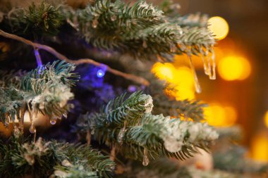 Güzel dekore edilmiş Noel ağacı