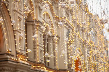 büyük şehrin ampulleri ve yeni yıl süslemeleri ile dekore edilmiş rahat sokakları