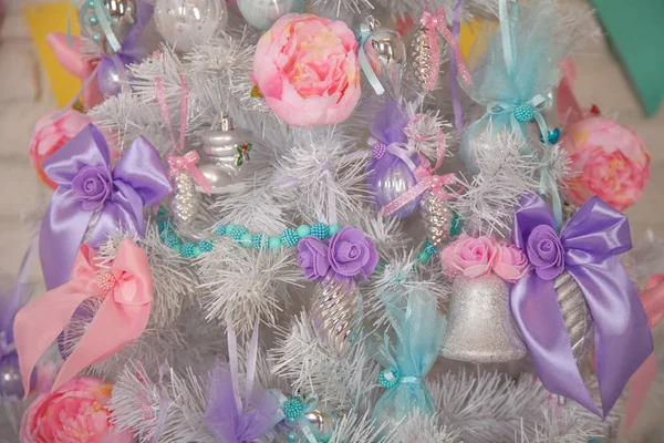 Güzel Beyaz Noel Ağacı Dekore Edilmiş Pembe Çiçekler Mor Kurdeleler — Stok fotoğraf