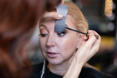 profesyonel makyöz makyaj adım adım bir kadın sarışın yüzünde geçerlidir