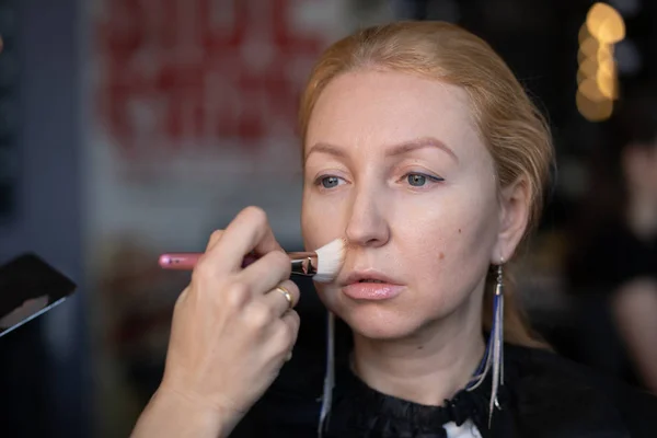 Artista Maquillaje Profesional Aplica Maquillaje Paso Paso Cara Una Mujer —  Fotos de Stock