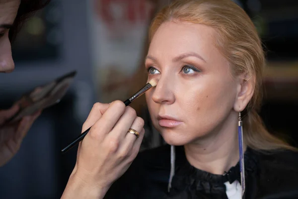 Artista Maquillaje Profesional Aplica Maquillaje Paso Paso Cara Una Mujer —  Fotos de Stock