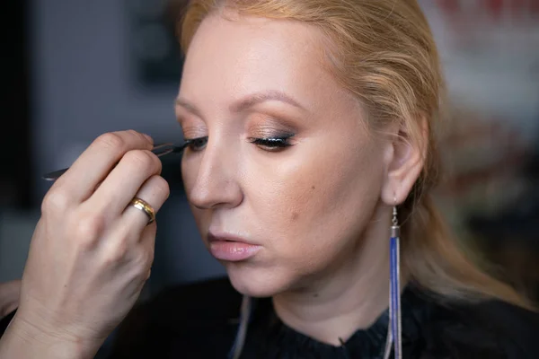 Artista Maquiagem Profissional Aplica Maquiagem Passo Passo Rosto Uma Mulher — Fotografia de Stock