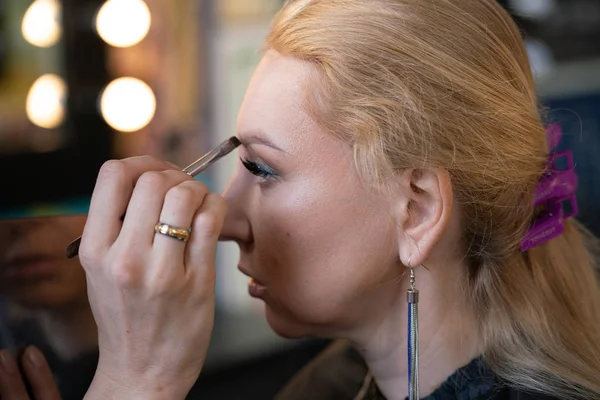 Artista Maquillaje Profesional Aplica Maquillaje Paso Paso Cara Una Mujer —  Fotos de Stock