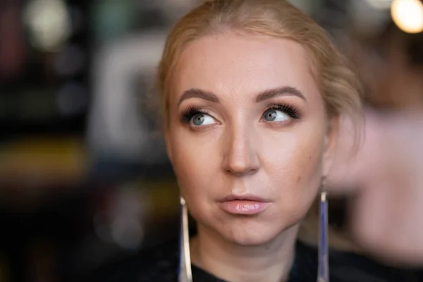 Profesjonalna Wizażystka Dotyczy Makijaż Krok Kroku Twarzy Blond Kobieta — Zdjęcie stockowe
