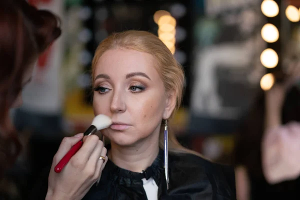 Artista Maquiagem Profissional Aplica Maquiagem Passo Passo Rosto Uma Mulher — Fotografia de Stock