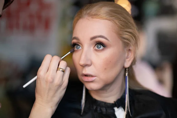 Profesjonalna Wizażystka Dotyczy Makijaż Krok Kroku Twarzy Blond Kobieta — Zdjęcie stockowe