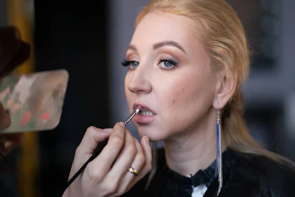 Artista Maquillaje Profesional Aplica Maquillaje Paso Paso Cara Una Mujer —  Fotos de Stock