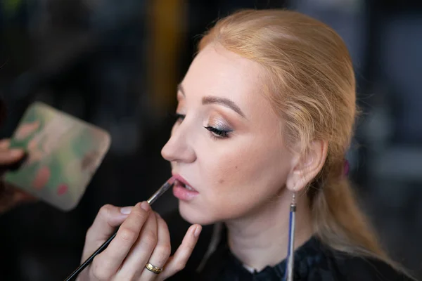 Artista Maquillaje Profesional Aplica Maquillaje Paso Paso Cara Una Mujer —  Fotos de Stock