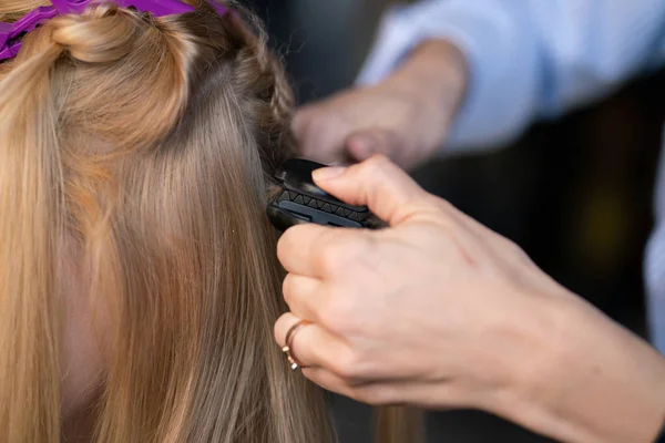 Beautiful Adult Blonde Client Sits Chair While Hairdresser Master Salon — Stock Photo, Image