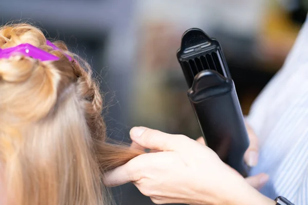 Beautiful Adult Blonde Client Sits Chair While Hairdresser Master Salon — Stock Photo, Image