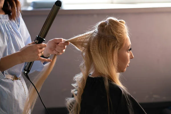 Beautiful Adult Blonde Client Sits Chair While Hairdresser Master Salon — Stock Photo, Image