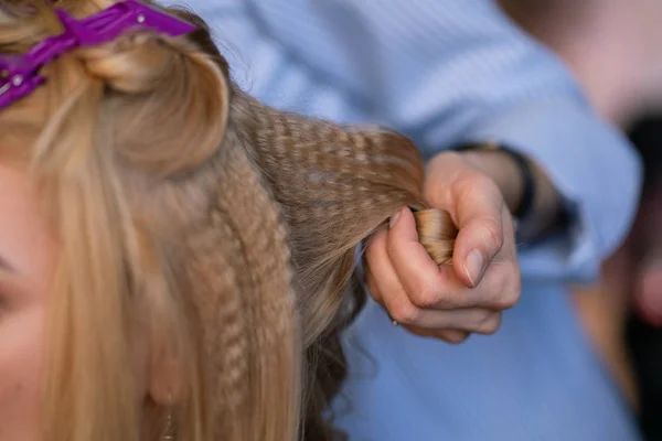 Beautiful Adult Blonde Client Sits Chair While Hairdresser Master Salon — Stock Photo, Image