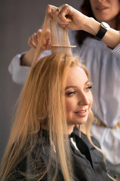 Beautiful Adult Blonde Client Sits Chair While Hairdresser Master Salon — Stock Photo, Image