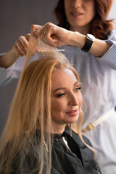 Beautiful Adult Blonde Client Sits Chair While Hairdresser Master Salon — Stock Photo, Image