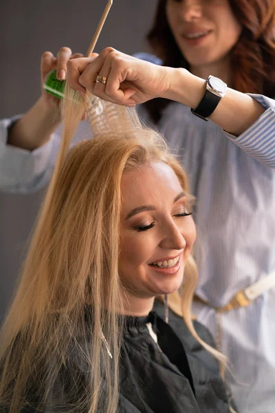 Beautiful Adult Blonde Client Sits Chair While Hairdresser Master Salon — Stock Photo, Image