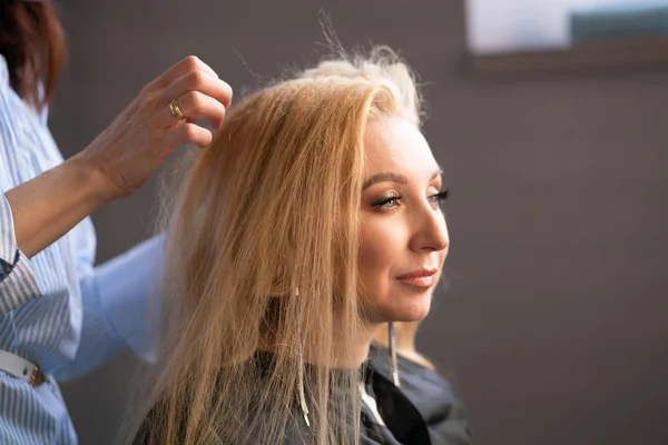 Beautiful Adult Blonde Client Sits Chair While Hairdresser Master Salon — Stock Photo, Image