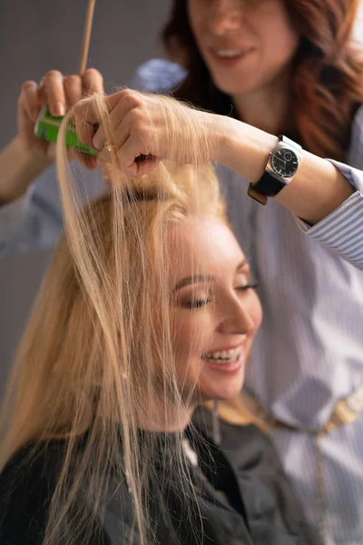 Beautiful Adult Blonde Client Sits Chair While Hairdresser Master Salon — Stock Photo, Image