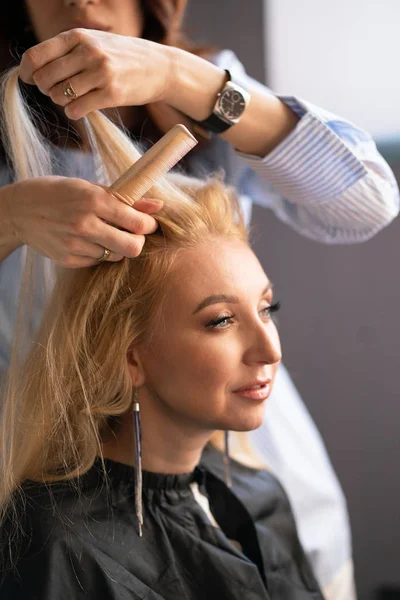 Beautiful Adult Blonde Client Sits Chair While Hairdresser Master Salon — Stock Photo, Image