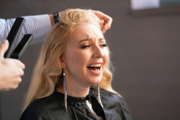 Beautiful Adult Blonde Client Sits Chair While Hairdresser Master Salon — Stock Photo, Image