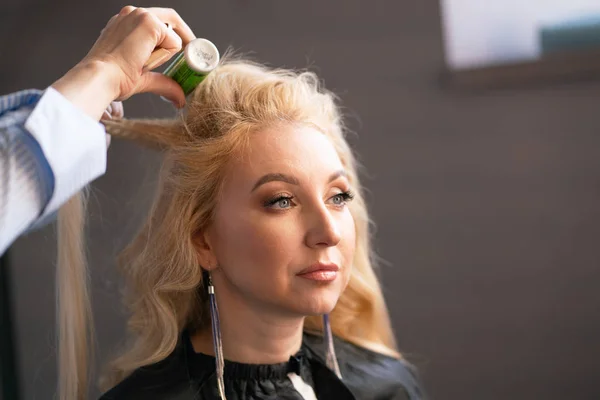 Beautiful Adult Blonde Client Sits Chair While Hairdresser Master Salon — Stock Photo, Image