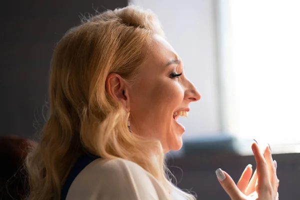 Reacción Sincera Una Linda Mujer Rubia Misma Maquillaje Con Pelo — Foto de Stock