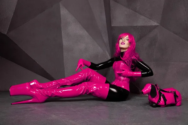 Sexy Paní Perverzní Žena Pózuje Černém Latexu Catsuit Růžová Fuchsie — Stock fotografie