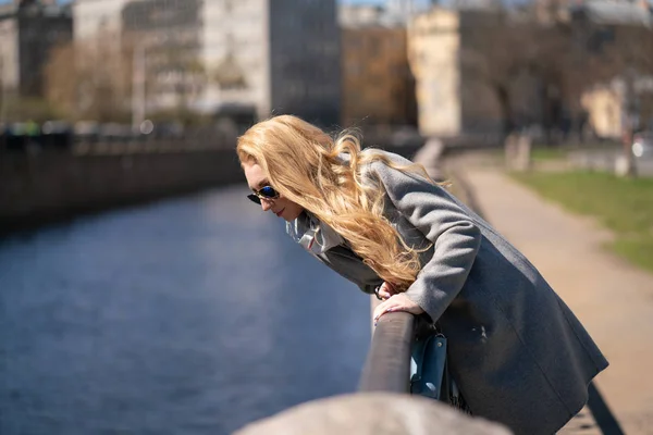 Очаровательная Блондинка Длинными Волосами Сером Модном Пальто Бежевым Клетчатым Шарфом — стоковое фото