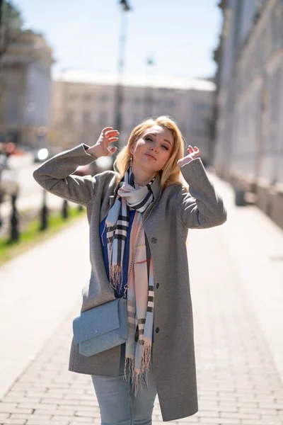 Charmiga Blond Tjej Med Långt Hår Trendig Grå Kappa Med — Stockfoto