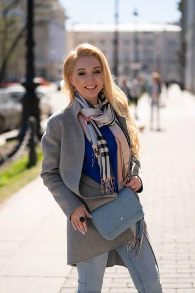 Encantadora Chica Rubia Con Pelo Largo Abrigo Gris Moda Con — Foto de Stock