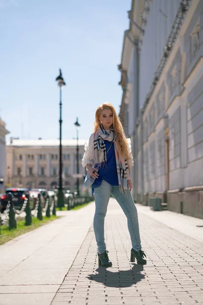 Encantadora Chica Rubia Con Pelo Largo Una Chaqueta Azul Jeans — Foto de Stock