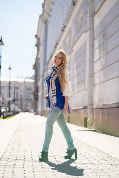 Charmante Fille Blonde Aux Cheveux Longs Dans Une Veste Bleue — Photo