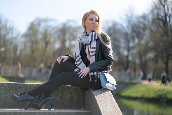 Encantadora Mujer Rubia Una Chaqueta Cuero Vestido Negro Con Una —  Fotos de Stock