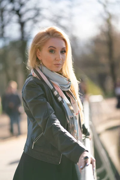 Schöne Blonde Frau Lederjacke Schwarzem Kleid Und Mit Kariertem Beigen — Stockfoto