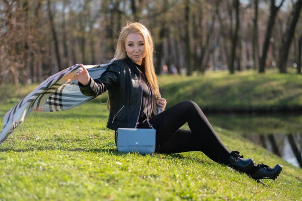 Härlig Blond Kvinna Läder Jacka Svart Klänning Och Med Rutig — Stockfoto