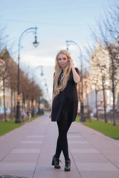 Belle Femme Blonde Dans Une Veste Cuir Robe Noire Avec — Photo