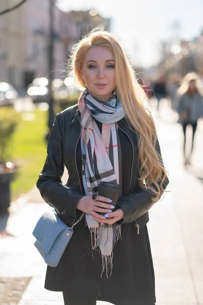 Söt Blond Kvinna Jacka Med Rutig Beige Scarf Promenader Runt — Stockfoto