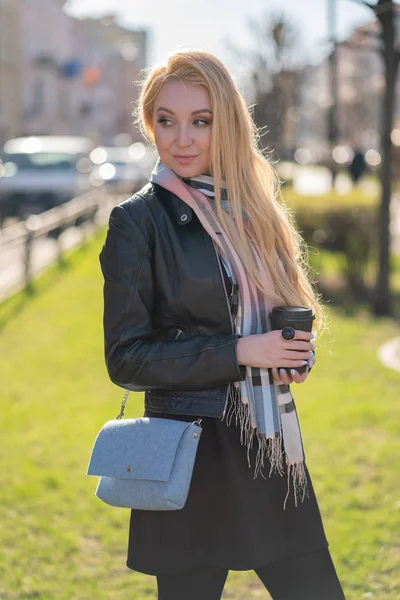 Söt Blond Kvinna Jacka Med Rutig Beige Scarf Promenader Runt — Stockfoto