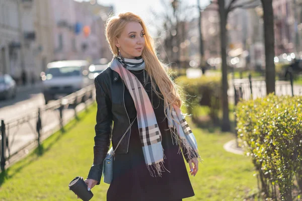 Söt Blond Kvinna Jacka Med Rutig Beige Scarf Promenader Runt — Stockfoto