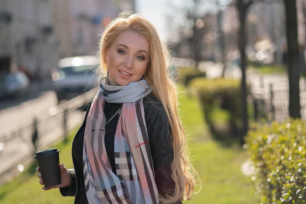 Linda Mujer Rubia Una Chaqueta Con Una Bufanda Beige Cuadros — Foto de Stock