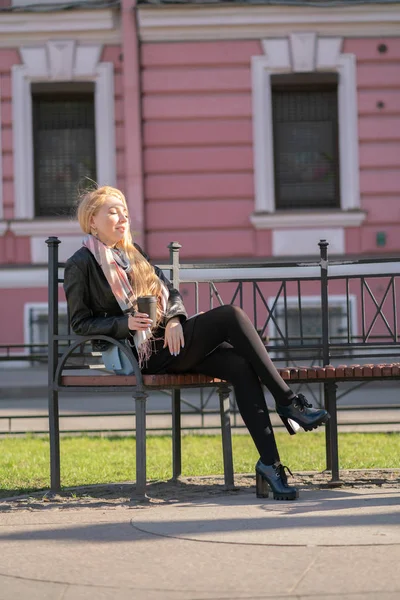 Söt Blond Kvinna Jacka Med Rutig Beige Scarf Promenader Runt — Stockfoto